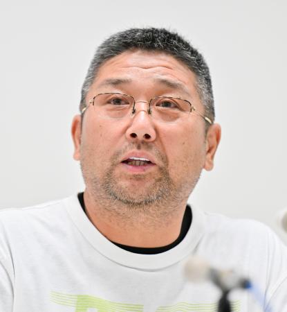 神奈川県警の検証結果を受け記者会見する岡崎彩咲陽さんの父鉄也さん＝４日午後、横浜市