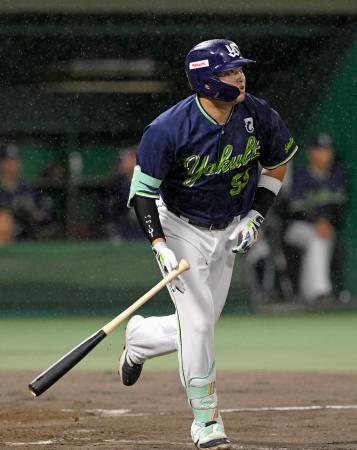 ４回ヤクルト１死、村上が右越えに満塁本塁打を放つ＝岐阜