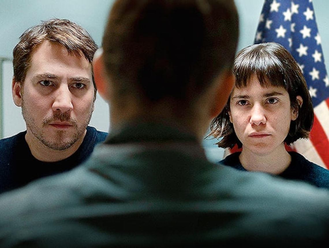「入国審査」の一場面（ⓒ２０２２　ＺＡＢＲＩＳＫＩＥ　ＦＩＬＭＳ　ＳＬ　ＢＡＳＱＵＥ　ＦＩＬＭ　ＳＥＲＶＩＣＥＳ　ＳＬ　ＳＹＧＮＡＴＩＡ　ＳＬ　ＵＰＯＮ　ＥＮＴＲＹ　ＡＩＥ）