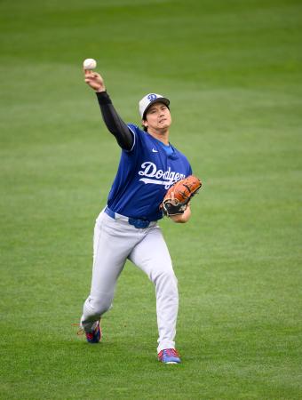 キャッチボールするドジャース・大谷＝ピッツバーグ（共同）