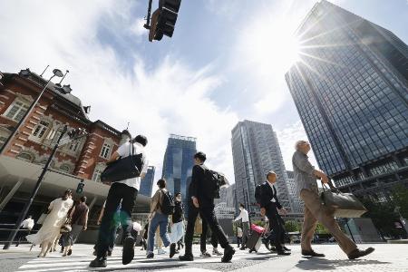 ＪＲ東京駅前を歩く人たち＝２０２３年
