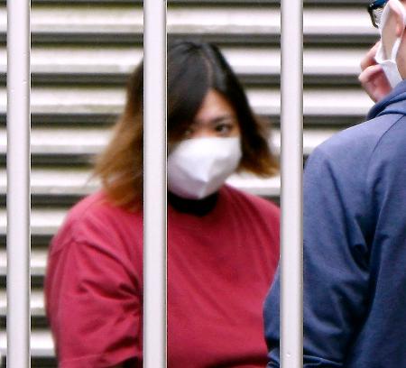 送検のため岐阜北署を出る神原美希容疑者＝５日午前９時４１分