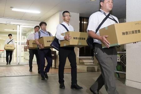 神奈川県の小田原市役所から押収物を運び出す神奈川県警の捜査員ら＝３日