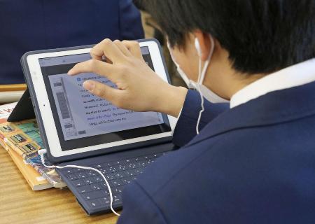 デジタル教科書を使って授業に臨む生徒＝２０２４年２月、茨城県守谷市（画像の一部を加工しています）