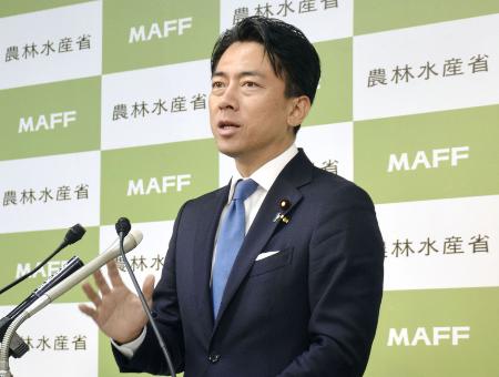 ８月、記者会見する小泉農相＝農水省