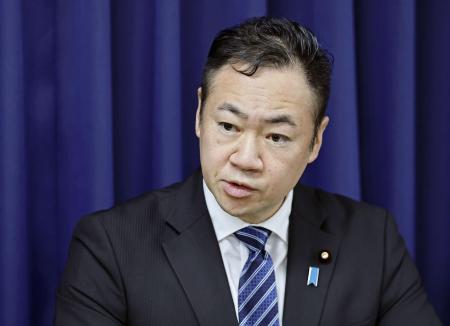 自民党の鈴木馨祐法相＝６月、法務省