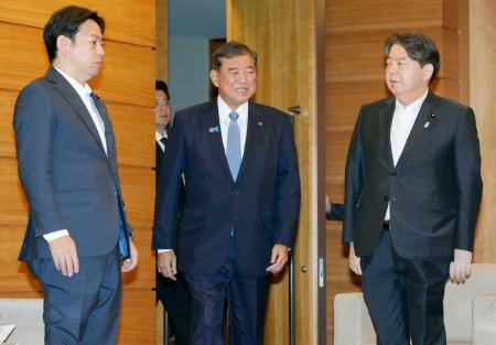 閣議に臨む石破首相（中央）＝５日午前、首相官邸