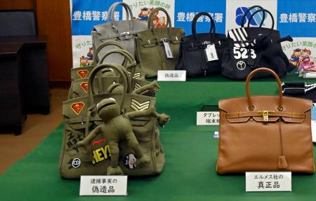 押収された、エルメスの「バーキン」（右）を装ったバッグ＝５日午前、愛知県警豊橋署
