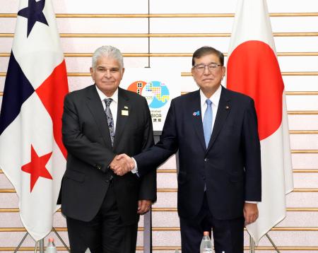 会談前に、パナマのムリノ大統領（左）と握手する石破首相＝５日午前、首相官邸