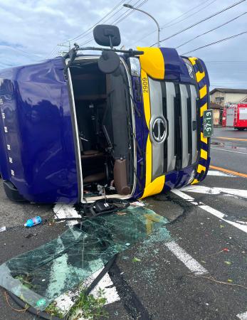 突風で横転したトレーラー＝５日午後２時３４分、静岡県牧之原市