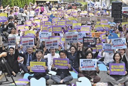 ２０２４年８月、ソウルの日本大使館付近で開かれた慰安婦問題の集会（共同）