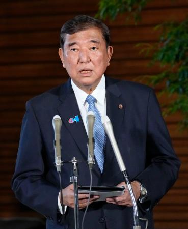 記者団の取材に応じる石破首相。今秋の経済対策策定を表明した＝５日午後、首相官邸