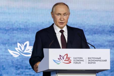 ５日、ロシア・ウラジオストクで開かれた東方経済フォーラムで演説するプーチン大統領（タス＝共同）