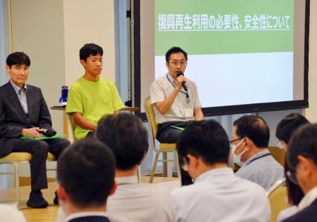 政府の除染土への取り組みを説明する環境省の中野哲哉参事官（奥右）＝５日午後、東京都内