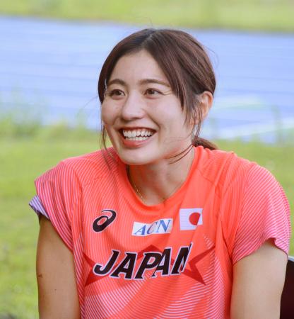 取材に応じる陸上女子１００メートル障害の福部真子＝５日、広島県東広島市の広島大