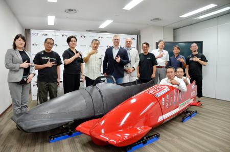ポーズする下町ボブスレーの関係者ら＝５日、東京都大田区