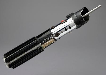 米ロサンゼルスの競売で落札された、映画シリーズ「スター・ウォーズ」でダース・ベイダーが使ったライトセーバー（プロップストア提供、共同）