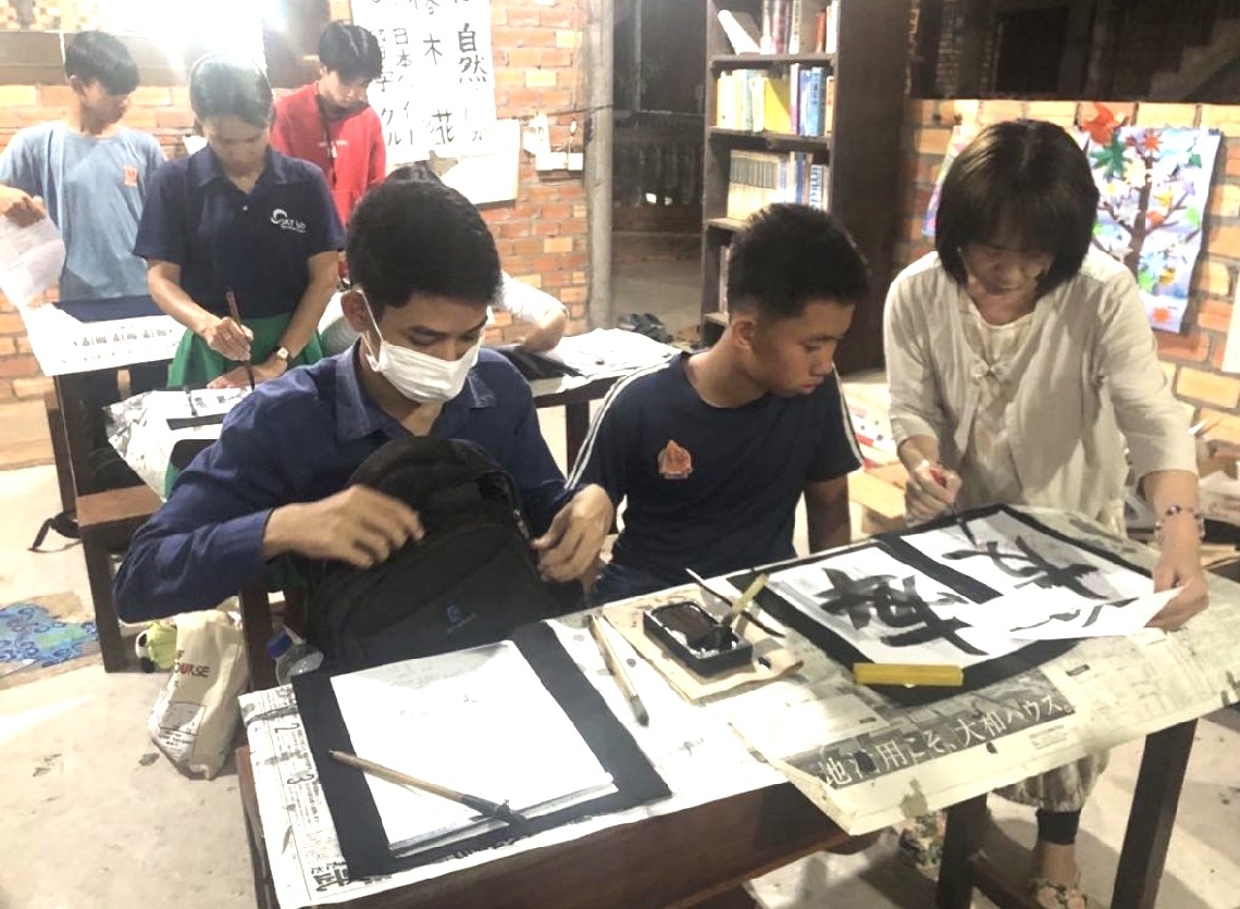 カンボジアの日本語学校で指導をする佐藤さん（右）
