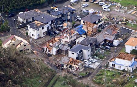 激しい突風で被害を受けた住宅地＝５日午後３時５０分、静岡県牧之原市（共同通信社ヘリから）