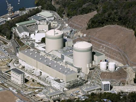 関西電力高浜原発の１号機（右）と２号機＝３月