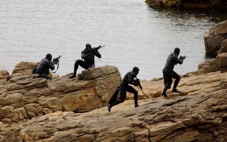 訓練する米海軍特殊部隊ＳＥＡＬＳ＝２００４年５月（ゲッティ＝共同）