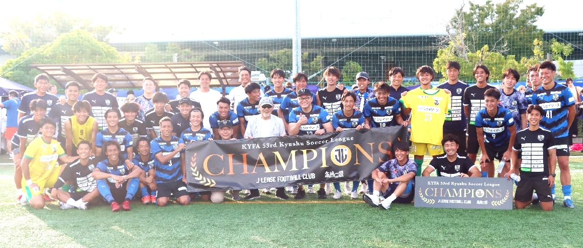 初優勝を果たしたジェイリースの選手たち＝福岡フットボールセンター