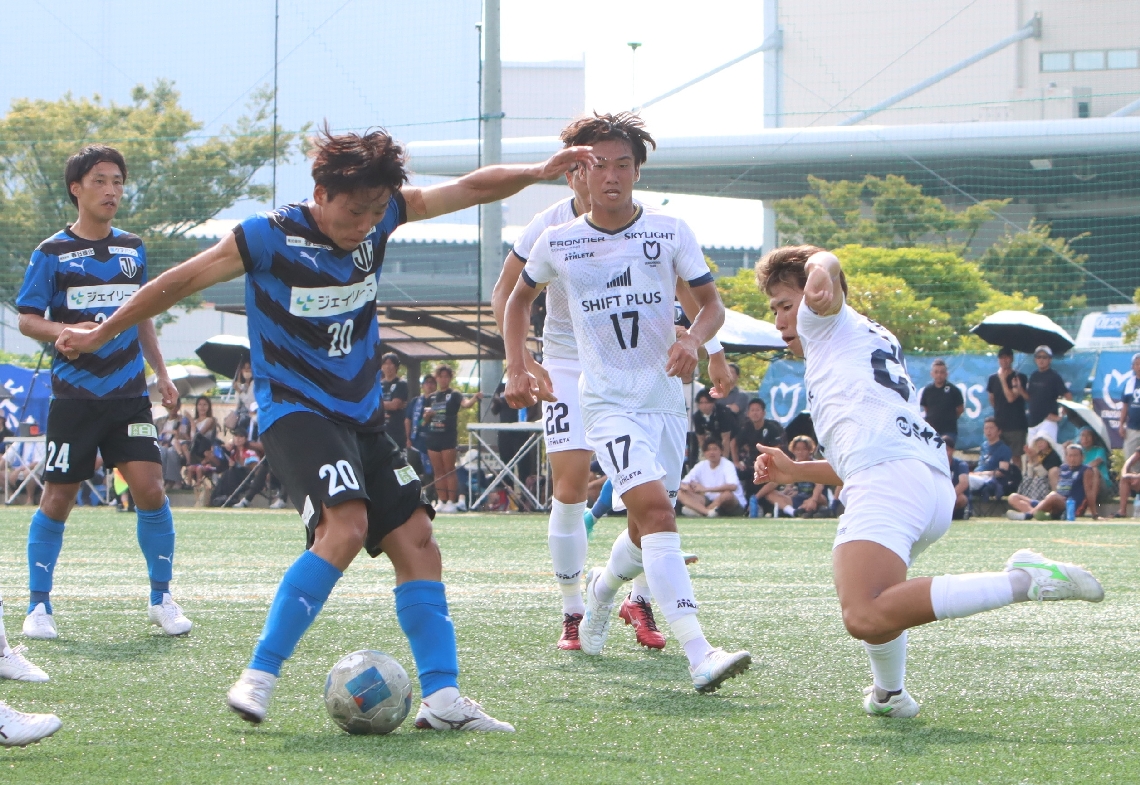 【ジェイリース―都農】前半２２分、チーム２点目のゴールを決めるジェイリースのＦＷ鳥飼（２０）