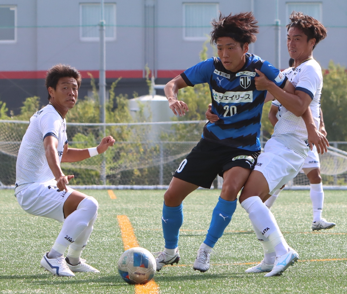 【ジェイリース―都農】前半、競り合うジェイリースのＦＷ鳥飼（中央）