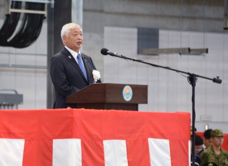 陸上自衛隊佐賀駐屯地の開設記念式典であいさつする中谷防衛相＝７日午前、佐賀市