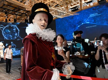 「イタリアウイーク」で特別展示され、来場者を出迎える伊東マンショのアンドロイド＝７日午前、大阪市此花区の夢洲