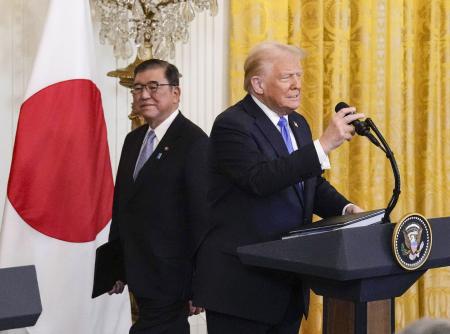 首脳会談後の共同記者会見に臨むトランプ米大統領（右）と石破首相＝２月、ワシントンのホワイトハウス（共同）