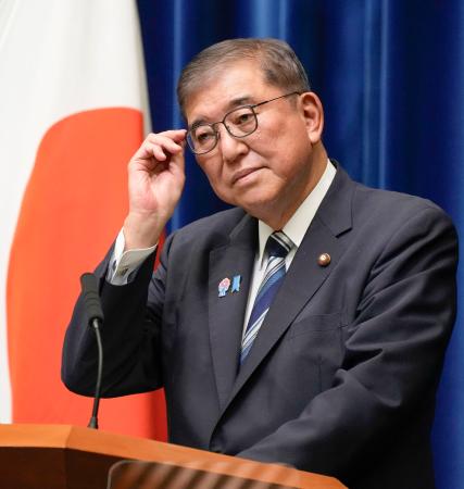 記者会見で質問を聞く石破首相＝７日午後６時２７分、首相官邸