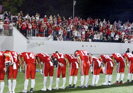 アメリカンフットボール関東大学２部リーグ初戦の専修大に圧勝し、客席に向けて一礼する日大の選手ら＝７日、東京・駒沢第二球技場