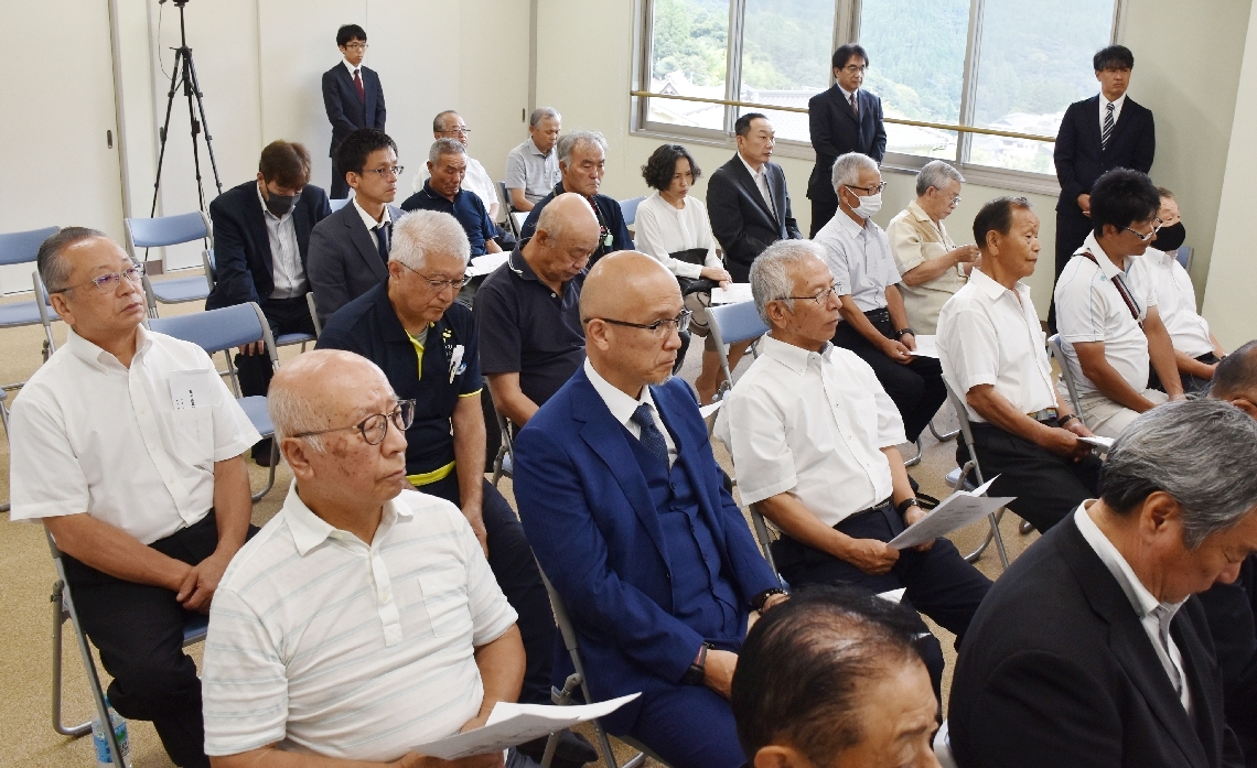 落成式に出席した湯平地域の住民ら