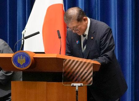 記者会見を終え、一礼する石破首相＝７日午後６時４８分、首相官邸