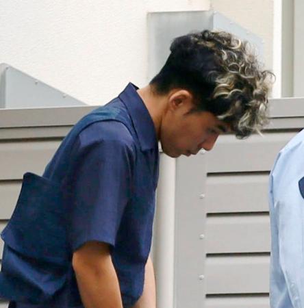 鑑定留置のため神戸・葺合署を出る谷本将志容疑者＝８日午前９時１５分