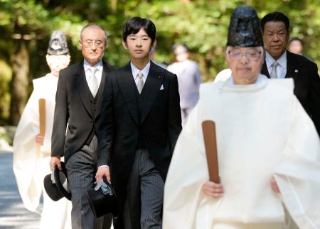 伊勢神宮内宮の参拝に向かわれる秋篠宮家の長男悠仁さま＝８日午前、三重県伊勢市