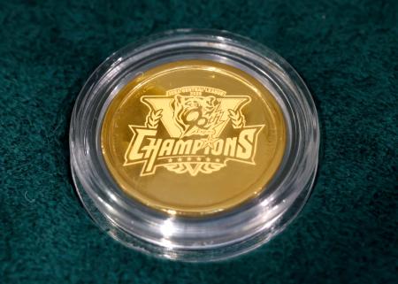 阪神のリーグ優勝記念ロゴが入った３グラムの純金メダル＝大阪市北区の阪神百貨店梅田本店