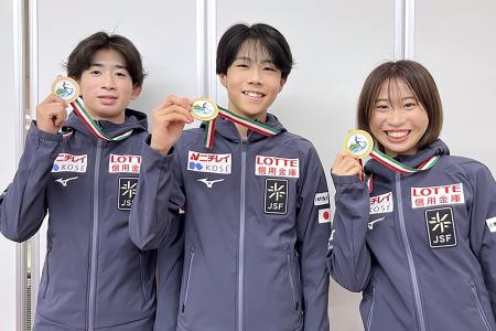 ジュニアＧＰシリーズ第３戦イタリア大会で獲得したメダルを掲げる（左から）植村駿、西野太翔、金沢純禾＝８日、羽田空港