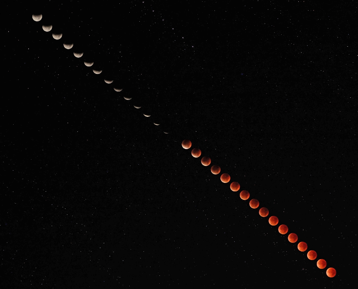 徐々に欠けていく月。右下が皆既月食＝８日未明、大分市佐賀関（３分間隔の連続写真）