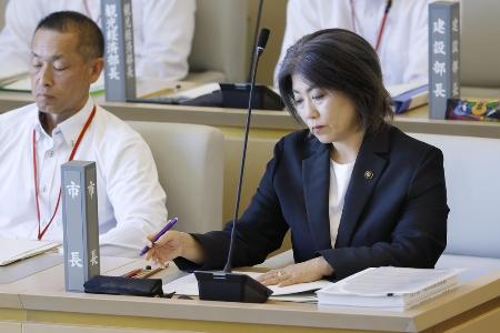 静岡県伊東市議会に出席した田久保真紀市長。本会議の間、下を向く時間が長かった＝１日