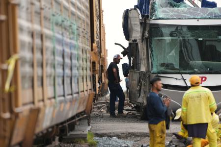 ８日、貨物列車と衝突して破損したバス＝メキシコ・アトラコムルコ（ＡＰ＝共同）