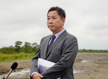 記者団の取材に応じる「日本エコロジー」の松井政憲社長＝９日午前、北海道釧路市