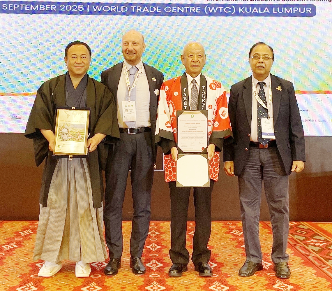 認定証や盾を受け取った土居昌弘市長（左端）、佐藤慶一会長（右から２人目）ら＝１０日、マレーシア・クアラルンプール（竹田市提供）