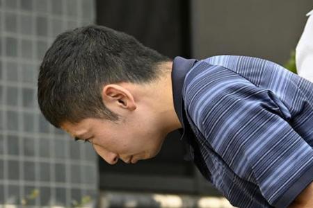 千葉県警佐倉署に入る三上淳平容疑者＝１０日午前８時３７分