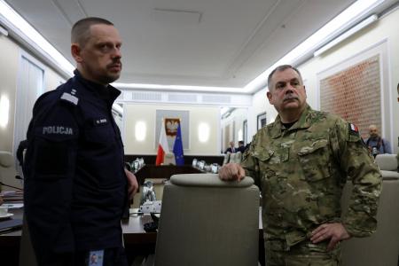 １０日、ロシアによる領空侵犯を受けて開かれたポーランド政府の会合に出席する軍幹部ら＝ワルシャワ（ロイター＝共同）