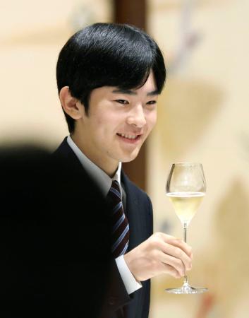 成年を祝う昼食会で乾杯される悠仁さま＝１０日午後、東京都港区の明治記念館（代表撮影）