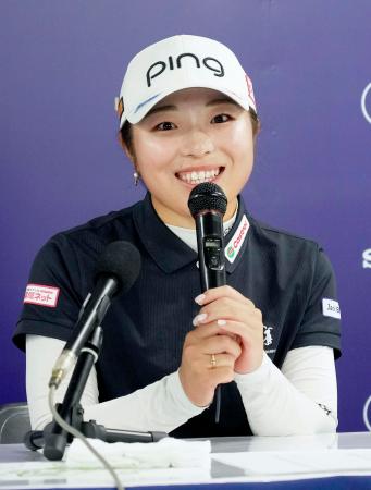 プロアマ戦を終え、記者会見する佐久間朱莉＝１０日、大洗ＧＣ