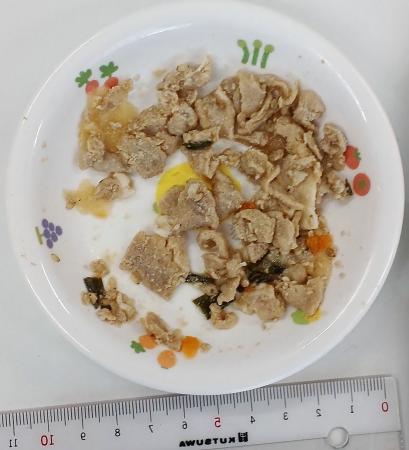 給食として出された薄切り肉などの離乳食＝２０２４年１０月（札幌市提供）