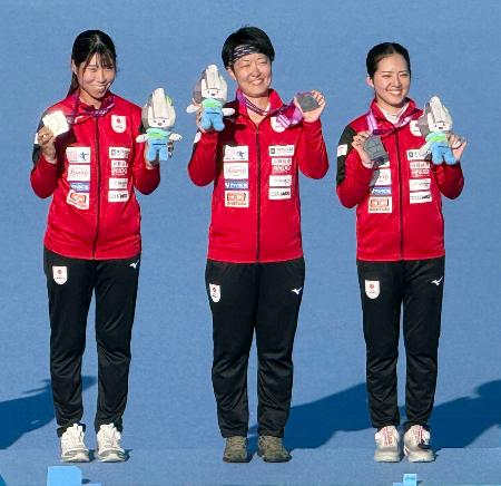 アーチェリーの世界選手権リカーブ女子団体で銀メダルを獲得した日本代表の（左から）朝久野奈波、杉本智美、上原瑠果＝光州（全日本アーチェリー連盟提供）